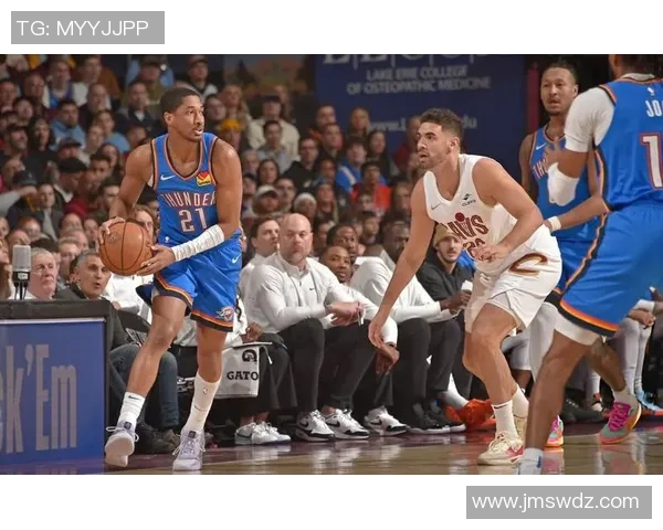 勇士与雷霆激战11月4日NBA赛场精彩瞬间回顾与分析